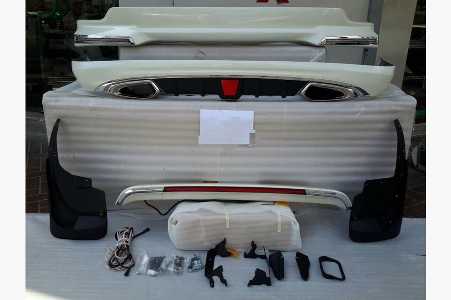 Toyota Land Cruiser 200 2007–2021 Kompletní bodykit 2012-2015 (LC15) Bílá barva Fotografie 2