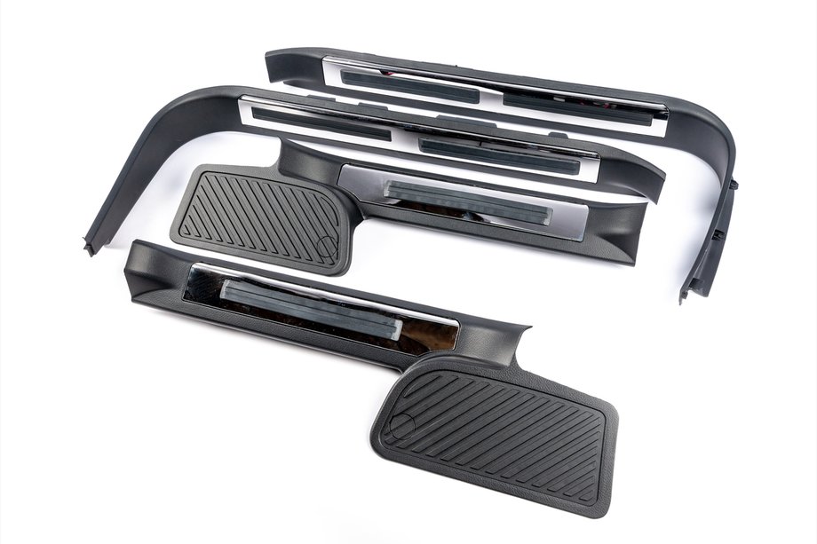 Toyota Land Cruiser 200 2007–2021 Plastové prahové lišty s podsvícením (černé) Image