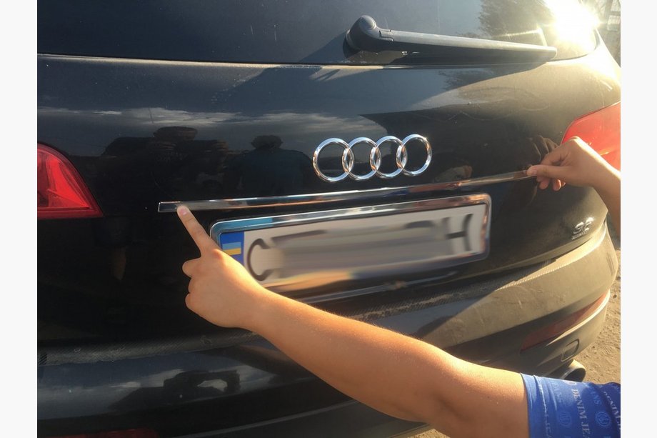 Audi Q7 2005–2015 Chromová lišta nad SPZ Carmos (nerez) Fotografie 1