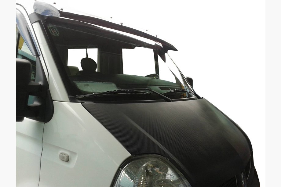 Nissan Interstar 2002–2010 Kšilt na čelní sklo V1 (černý lesk, 5 mm) Image