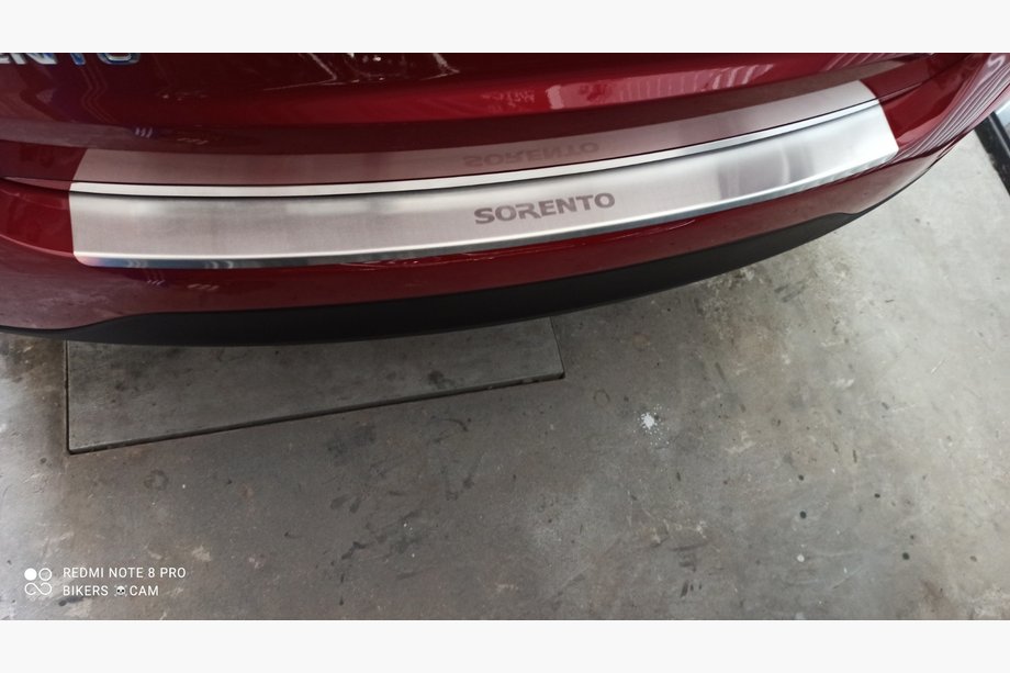 Kia Sorento II XM 2009–2014 Nerezová lišta na zadní nárazník s ohybem Nataniko 2013–2015 Image
