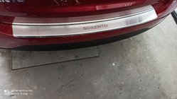 Kia Sorento II XM 2009–2014 Nerezová lišta na zadní nárazník s ohybem Nataniko 2013–2015 fotografie 1