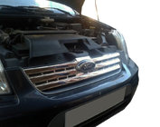 Ford Connect 2010–2013 Nerezové lišty na přední masku Carmos - turecká ocel fotografie 1