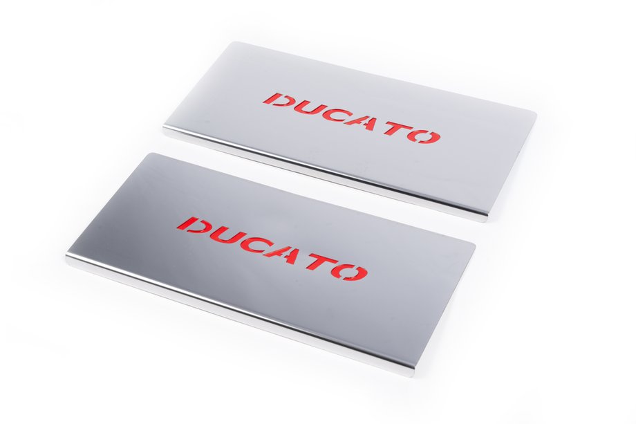 Fiat Ducato 2006–2025 Nerezové kryty vnitřních prahů červené (2 ks) Image