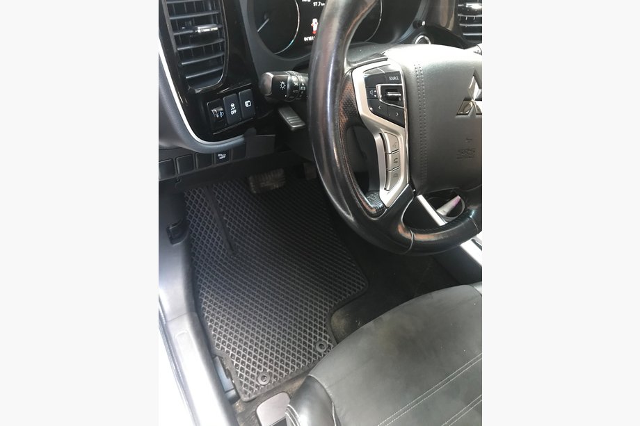 Mitsubishi Outlander 2012–2021 EVA autokoberce P-HEV (černé) Image