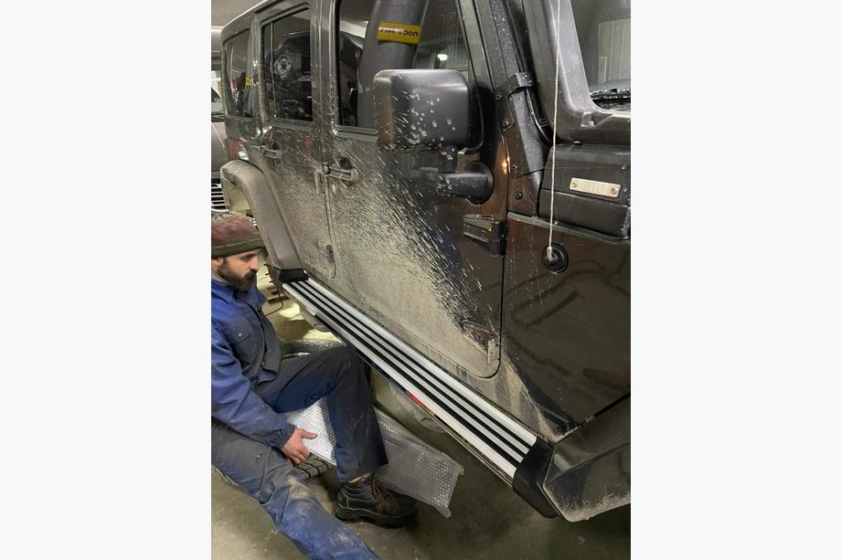 Jeep Wrangler 2007–2017 Boční nášlapy Silver (2 ks) Fotografie 2