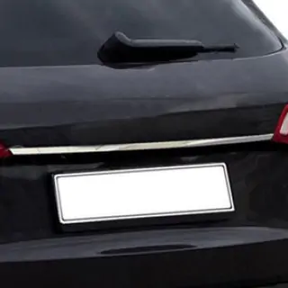 Nerezová lišta nad SPZ (sedan)