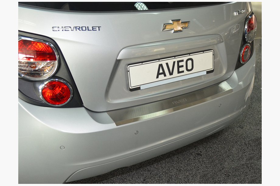 Chevrolet Aveo T300 2011–2020 Nerezová lišta na zadní nárazník s ohybem Nataniko Image