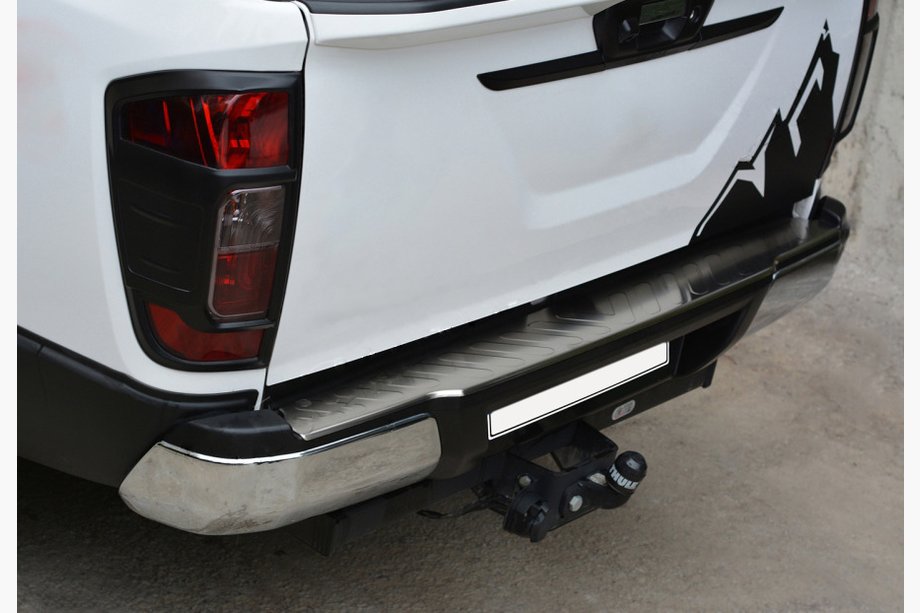 Nissan Navara/NP300 2016– Nerezová ochranná lišta na zadní nárazník Image
