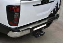 Nissan Navara/NP300 2016– Nerezová ochranná lišta na zadní nárazník fotografie 1
