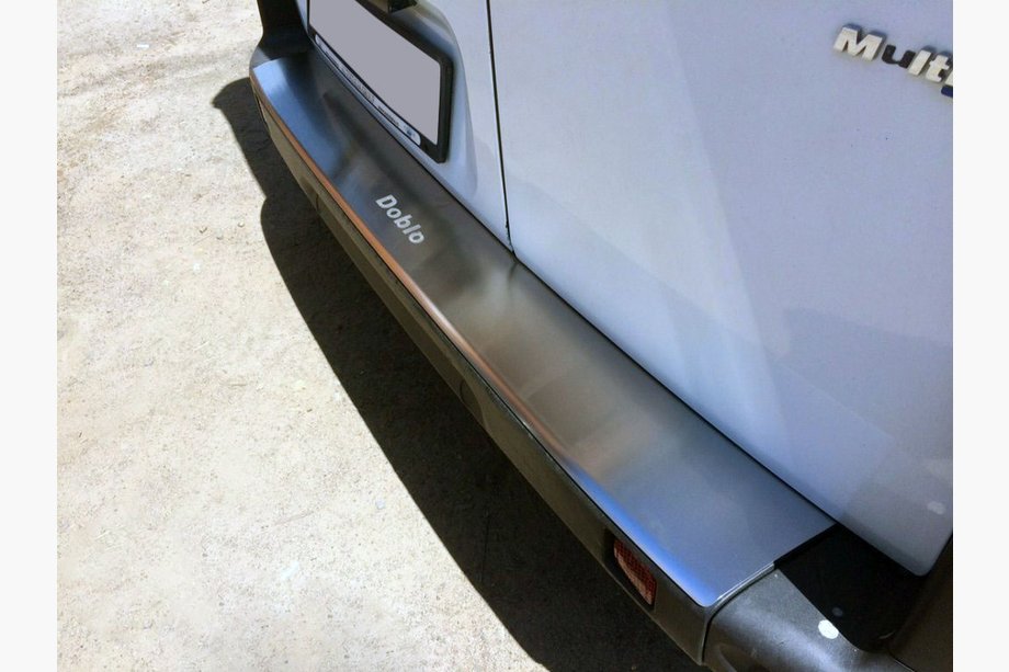 Fiat Doblo II 2010–2022 Nerezová ochranná lišta na zadní nárazník s ohybem NataNika Image