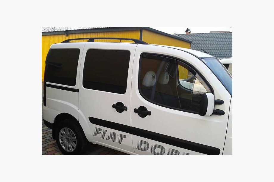 Fiat Doblo I 2005–2010 Černé střešní ližiny Standardní základna, plastové patky Fotografie 3