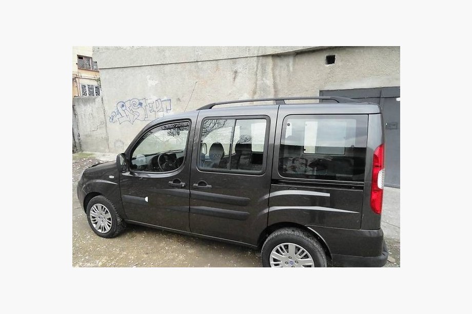 Fiat Doblo I 2005–2010 Černé střešní ližiny Standardní základna, plastové patky Fotografie 2