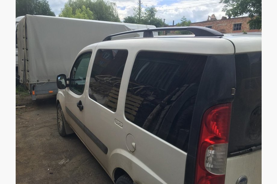 Fiat Doblo I 2005–2010 Černé střešní ližiny Standardní základna, plastové patky Fotografie 5