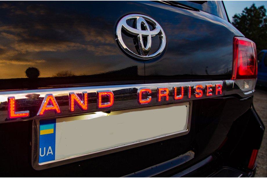 Toyota Land Cruiser 200 2007–2021 LED lišta nad SPZ (2016+) Image