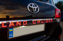 Toyota Land Cruiser 200 2007–2021 LED lišta nad SPZ (2016+) fotografie 1