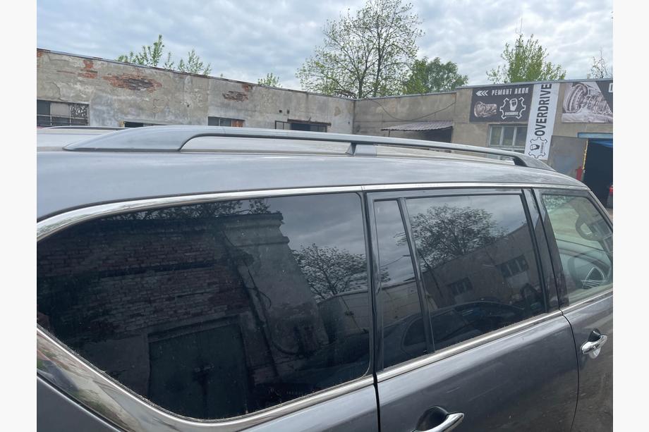 Nissan Patrol Y62 2010–2024 Střešní ližiny (originál, rok 2019) Image