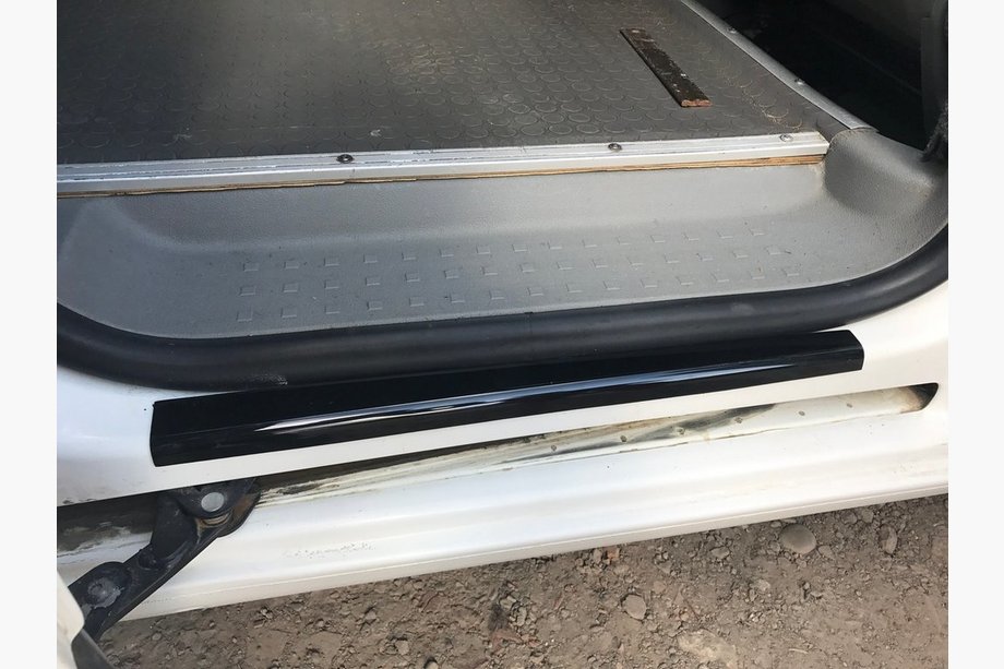 Volkswagen Caddy 2004–2010 Plastové kryty prahů dveří (DDU, ABS plast) 4 ks, lesklé Fotografie 4