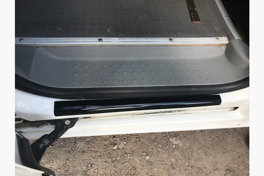 Volkswagen Caddy 2004–2010 Plastové kryty prahů dveří (DDU, ABS plast) 4 ks, lesklé Fotografie 3