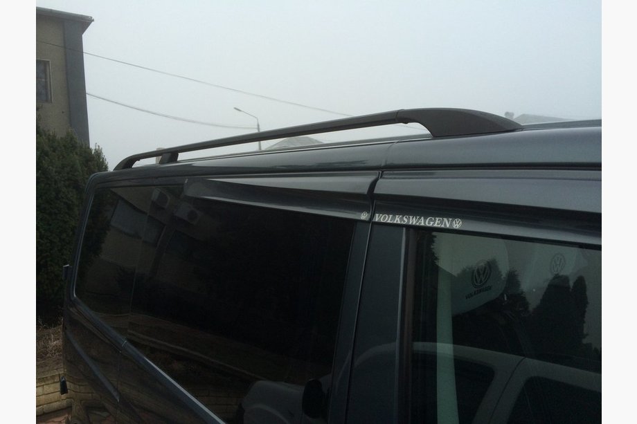 Volkswagen T5 Transporter 2003–2010 Černé střešní ližiny Krátký rozvor, kovové patky Fotografie 3