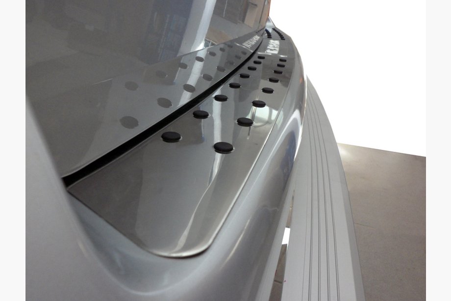Volkswagen T5 Multivan 2003–2010 Ochranná lišta zadního nárazníku s černými vložkami (nerez) Image