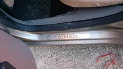 Renault Symbol 2008–2013 Nerezové kryty prahů OmsaLine (4 ks) fotografie 1