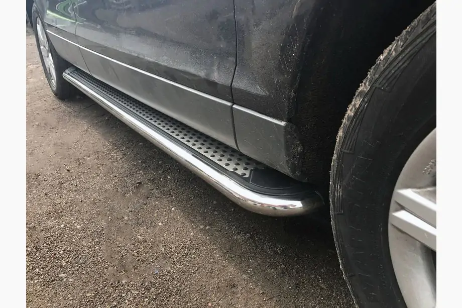 Audi Q7 2005–2015 Boční prahy Maydos V2 (2 ks, hliník ↗ nerez) Image