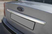 Ford Focus II 2005–2008 Nerezová lišta na víko kufru (sedan) Carmos - turecká ocel fotografie 1