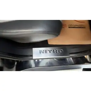 Nerezové kryty prahů Carmos – horní část Dodge Nitro 2006–2011 fotografie 2