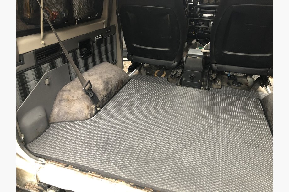 Toyota Land Cruiser 70 1984– EVA vana do kufru bez zadních sedadel (černá) Image