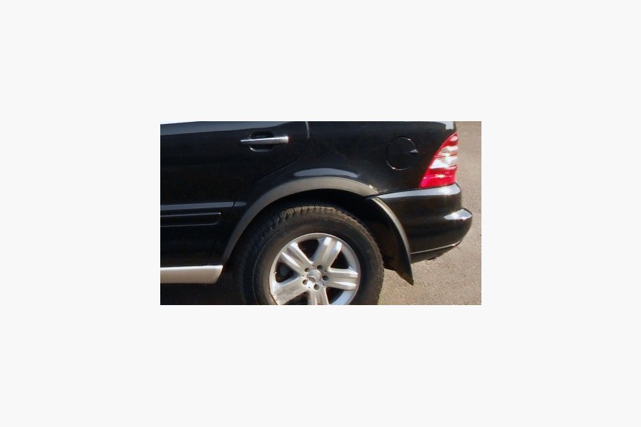 Mercedes ML W163 1997–2005 Lemy blatníků (4 ks, černý kov) Image