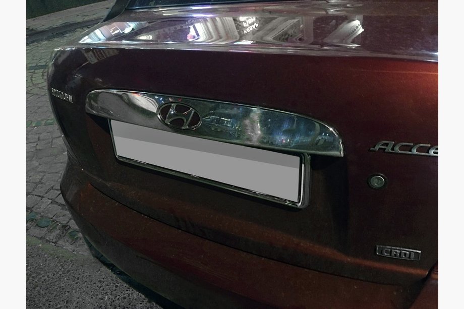 Hyundai Accent 2006–2010 Nerezová lišta nad SPZ Carmos - turecká ocel Image