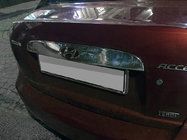 Hyundai Accent 2006–2010 Nerezová lišta nad SPZ Carmos - turecká ocel fotografie 1