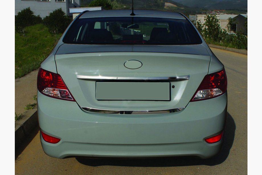 Hyundai Accent 2011–2017 Nerezová lišta na hranu víka kufru OmsaLine – italská nerezová ocel Image