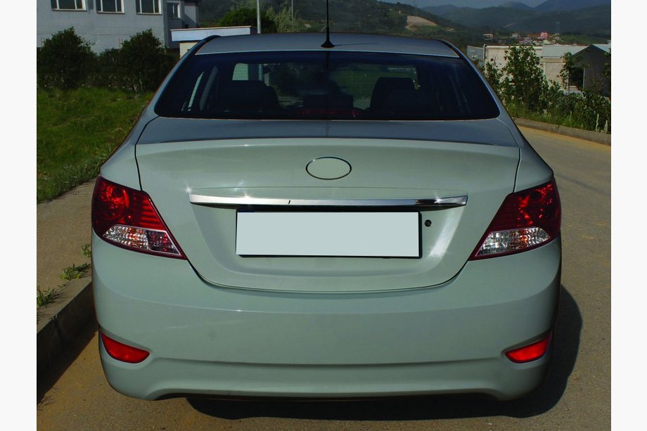 Hyundai Accent 2011–2017 Nerezová lišta nad SPZ OmsaLine – italská nerezová ocel Image