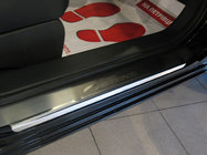 Kia Carens 1999–2012 Nerezové kryty prahů Natanika Premium (4 ks) fotografie 1