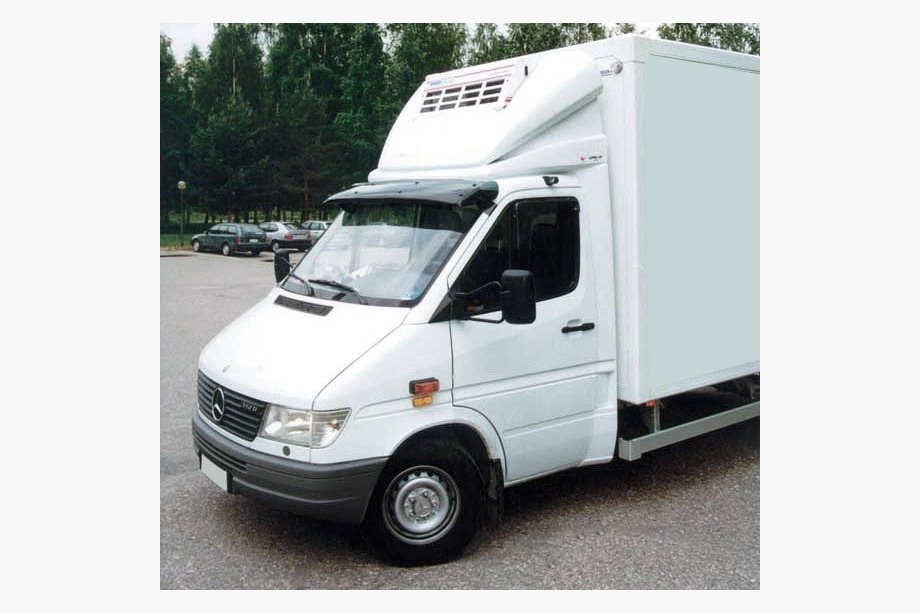 Mercedes Sprinter W901/902/903/904/905 1995–2006 Sluneční kšilt na čelní sklo (černý lesk, 5 mm) Fotografie 10