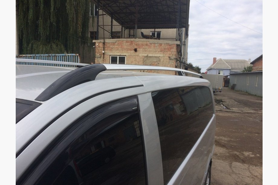 Mercedes Vito W639 2004–2014 Chromované střešní podélníky CAN – originální design (kovové nohy) Krátký rozvor (SHORT) Fotografie 4