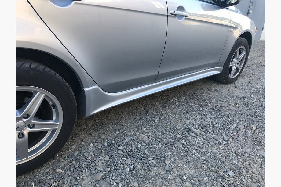 Mitsubishi Lancer X 2008– Boční prahy (2 ks, k lakování) Image