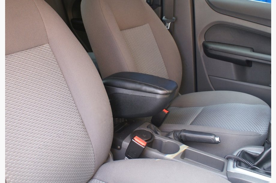 Renault Sandero 2013–2022 Loketní opěrka (do držáku nápojů) Image