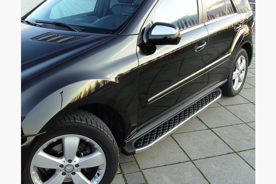 Mercedes ML W164 2005–2011 Boční nášlapy BlackLine (2 ks, hliník) Image