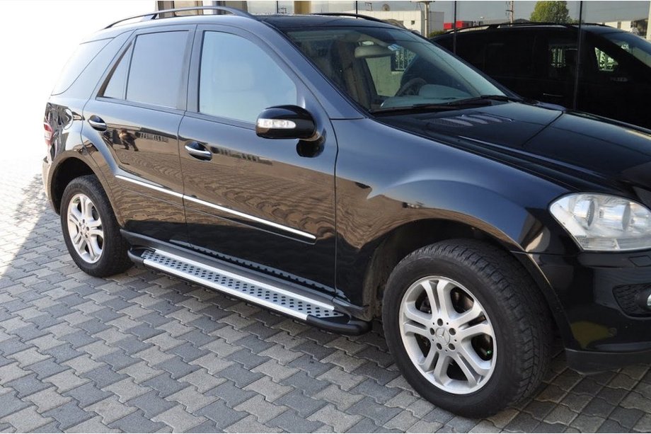 Mercedes ML W164 2005–2011 Boční nášlapy Allmond Grey (2 ks, hliník) Fotografie 1