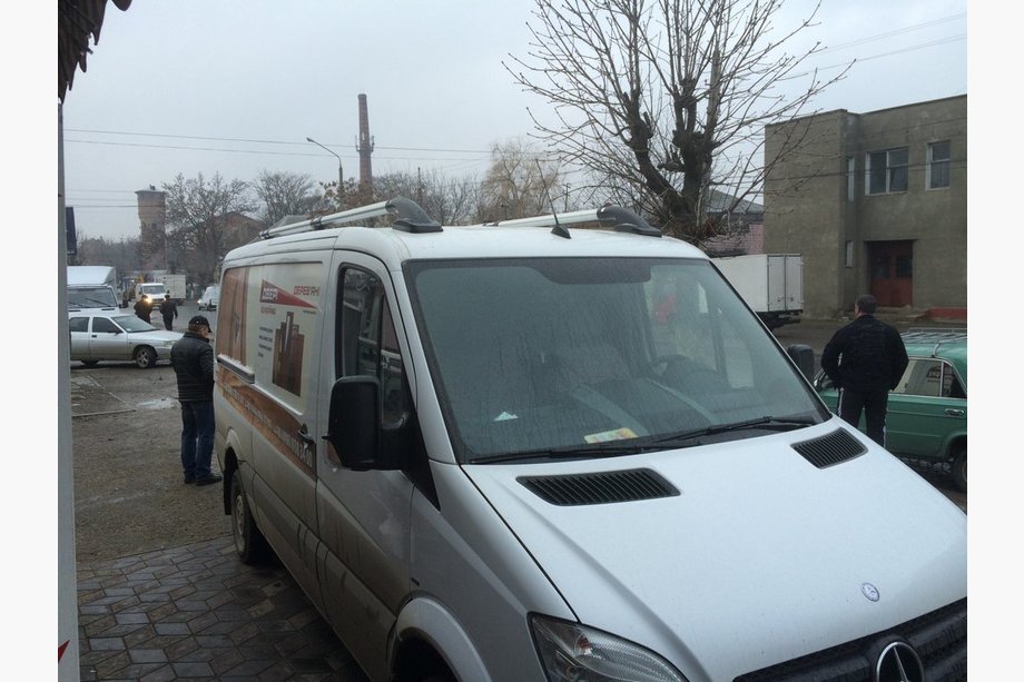 Mercedes Sprinter W906 2006–2018 Střešní podélníky Shark (černé nožky) Fotografie 3