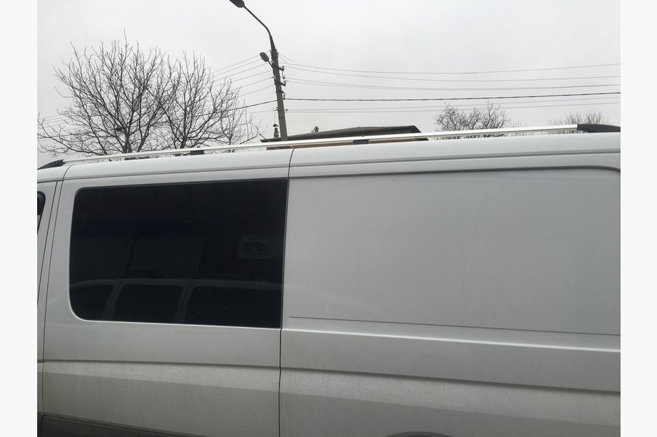 Mercedes Sprinter W907/W910 2018– Střešní ližiny DD 265 cm, metalická šedá, plastová patka Fotografie 2