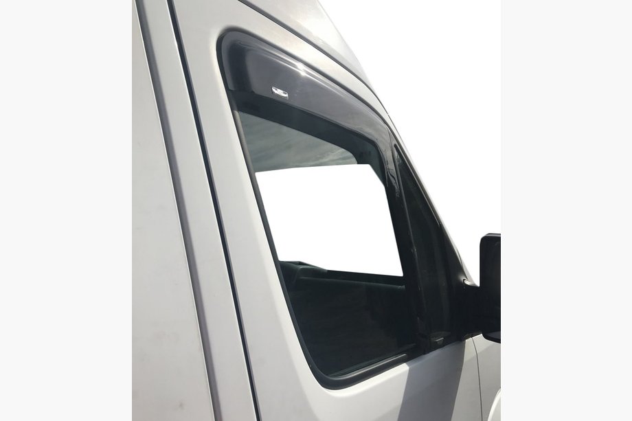 Mercedes Sprinter W906 2006–2018 Lepicí okenní deflektory (2 ks, HIC) Fotografie 12