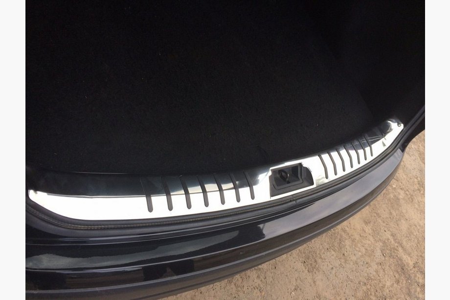 Nissan Qashqai 2007–2010 Ochranná lišta do zavazadlového prostoru (nerez + gumové vložky) Image