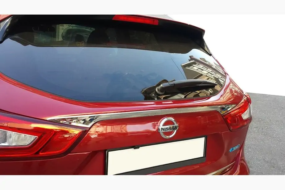 Nissan Qashqai 2014–2021 Nerezová lišta nad SPZ Image