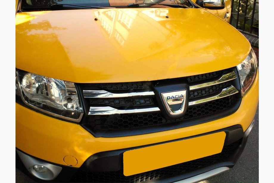 Dacia Sandero 2013–2020 Nerezové lišty na masku chladiče, varianta 2 (4 ks) Image