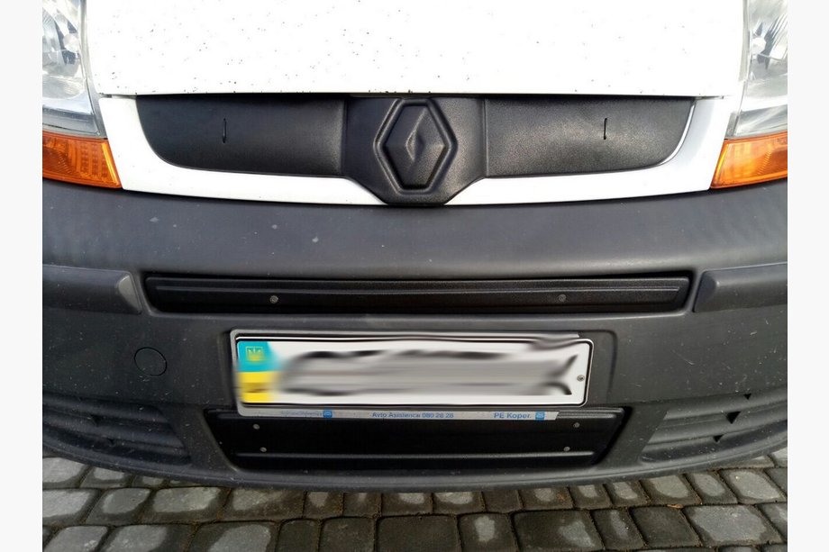 Renault Trafic 2001–2015 Zimní střední clona na masku chladiče (nad SPZ) 2001-2007, lesklá Fotografie 4