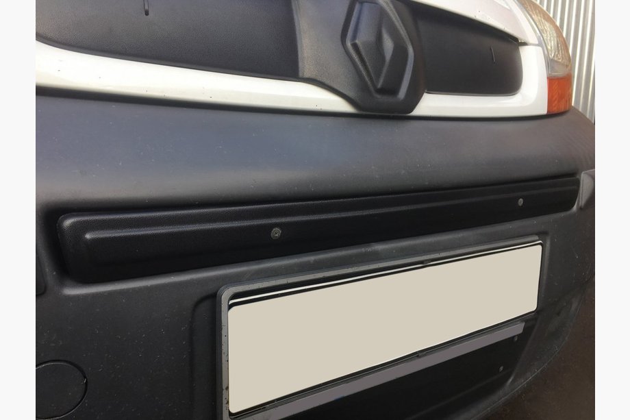 Opel Vivaro 2001–2015 Střední zimní kryt nad SPZ Lesklá, 2001-2007 Image